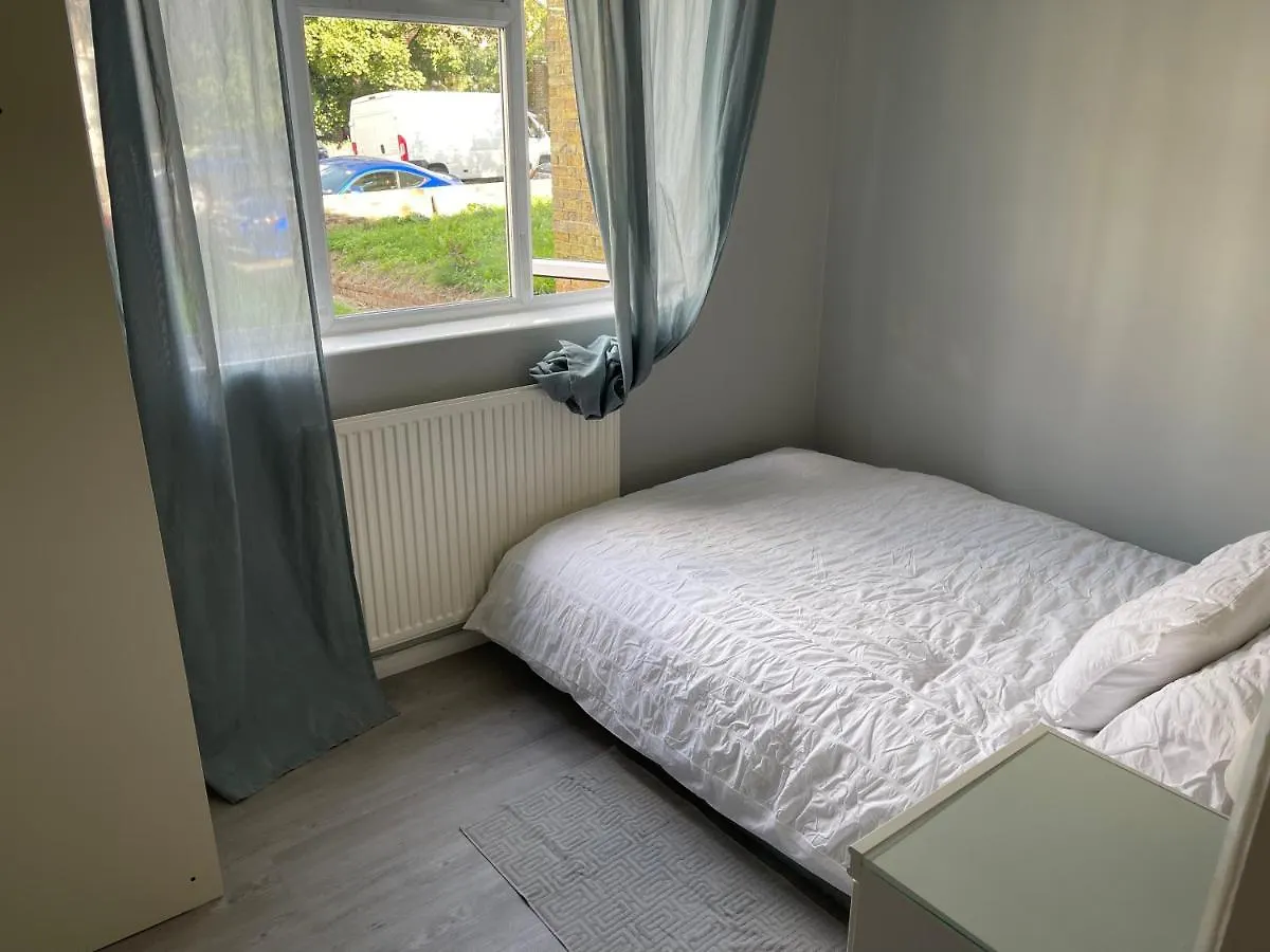 Entire Lovely 2 Bedroom Apartment With Private Garden & Free Street Parking London 0*,  United Kingdom