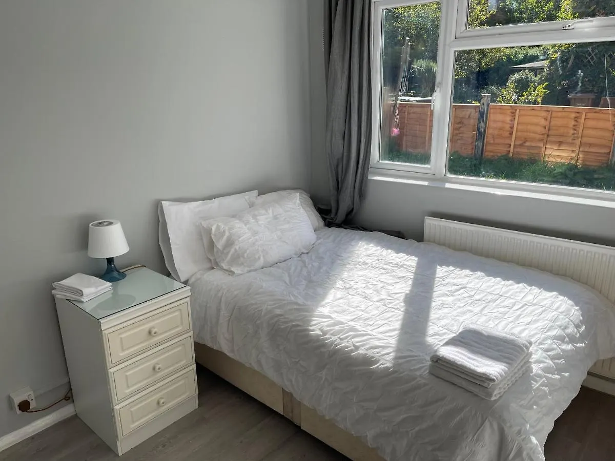 Entire Lovely 2 Bedroom Apartment With Private Garden & Free Street Parking London